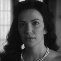 Kate Siegel as Viola Willoughby